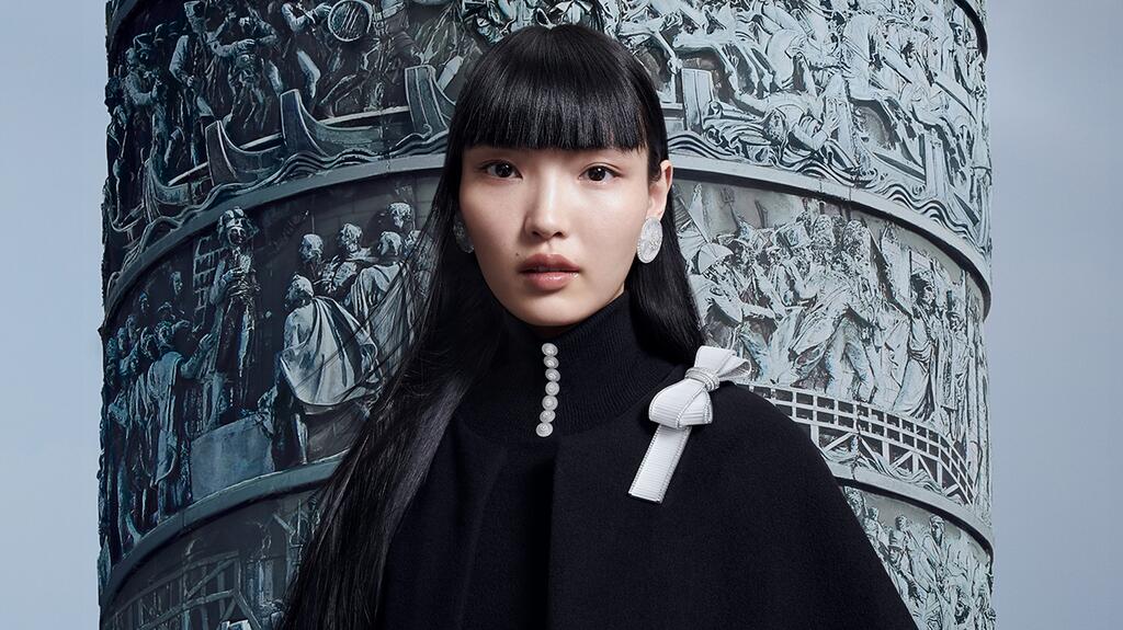 Each of the “Les Boutons” feature an old-fashioned spiral-shaped fastener, allowing the wearer to coil each button into the hair or onto a garment to adorn a collar or a sleeve. Boucheron Power of Couture buttons